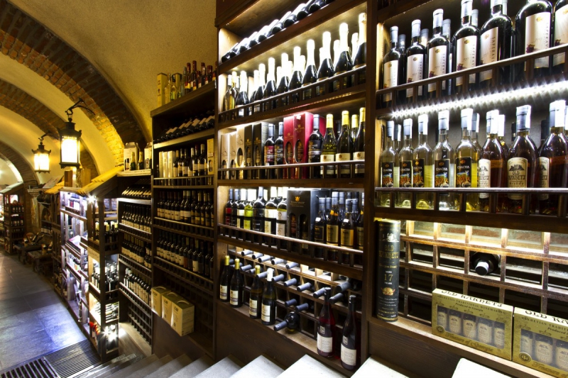 bar-FREJUS-min_world_street_travel_shop_canon_georgia_wine_bottles-429767